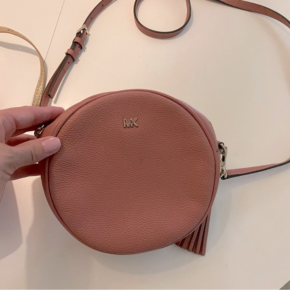Cute circle/round micheal kids clutch! Used Condition. Cute blush color!